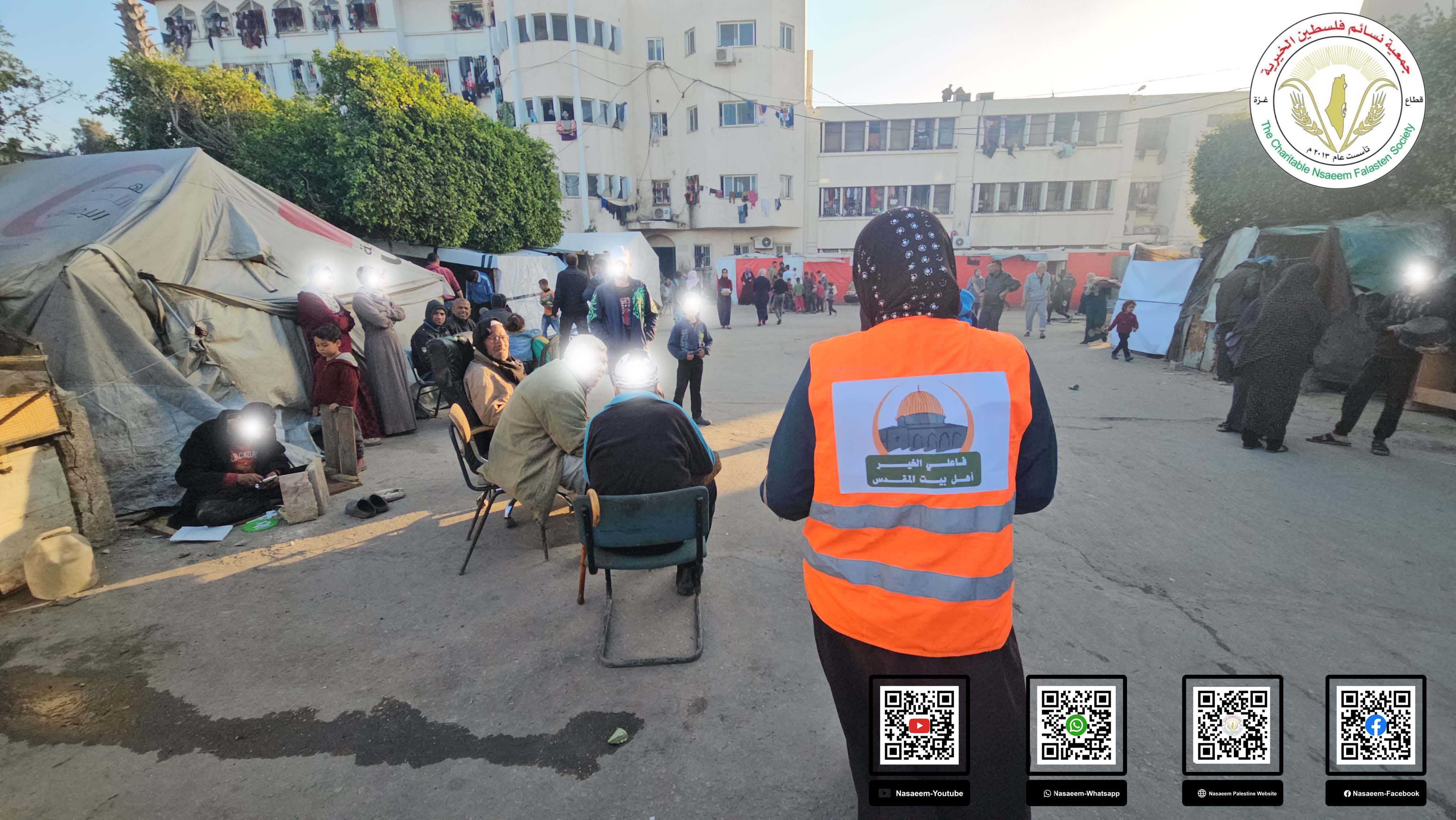 توزيع مصاحف القرآن الكريم على النازحين داخل مراكز الإيواء