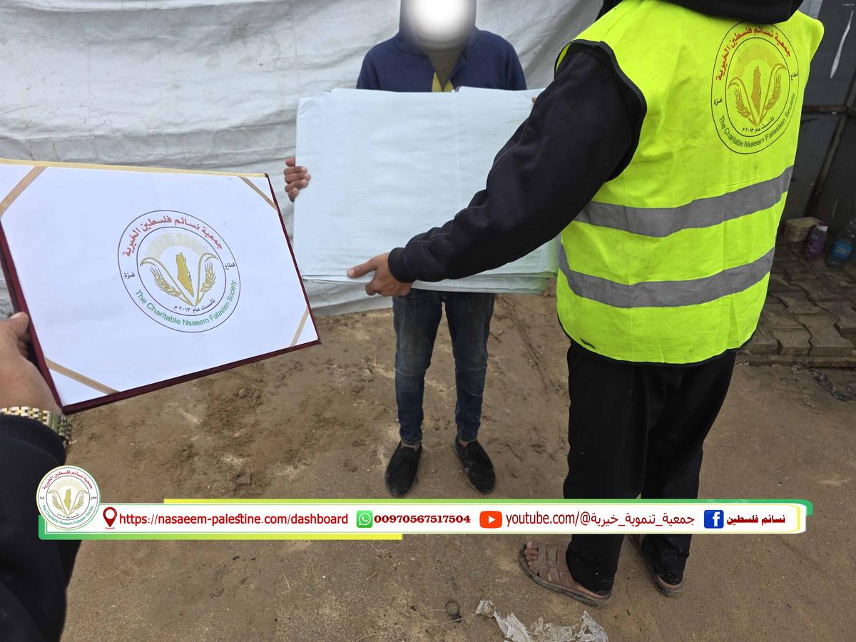 توزيع الشوادر على أصحاب الخيام المهترئة