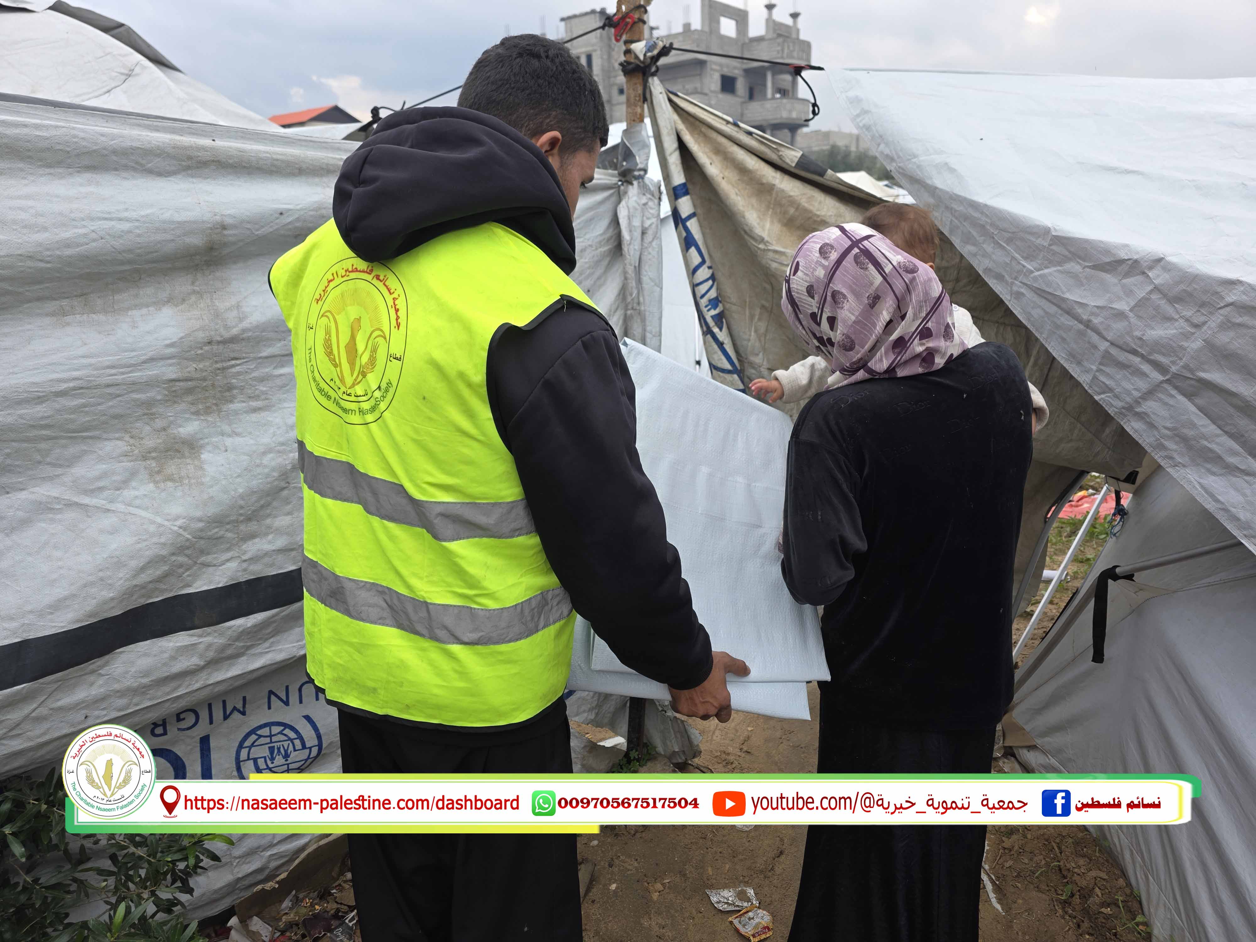 توزيع الشوادر على أصحاب الخيام المهترئة