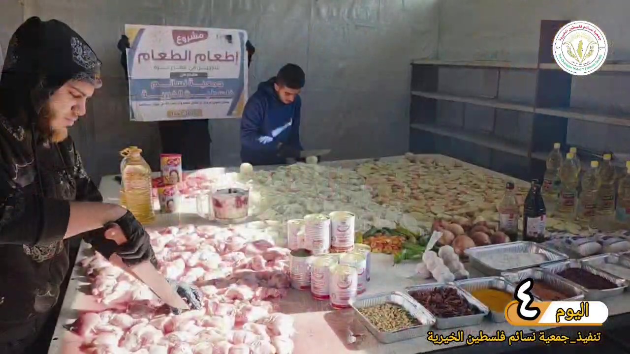 اليوم الرابع اعداد وتوزيع الوجبات الساخنة على النازحين في غزة